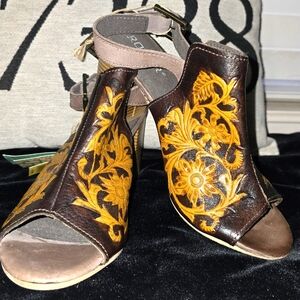 NWT Roper Mika Heels Size 8